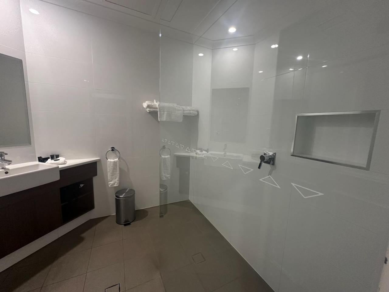 Young Federation Motor Inn And Services Club Room photo