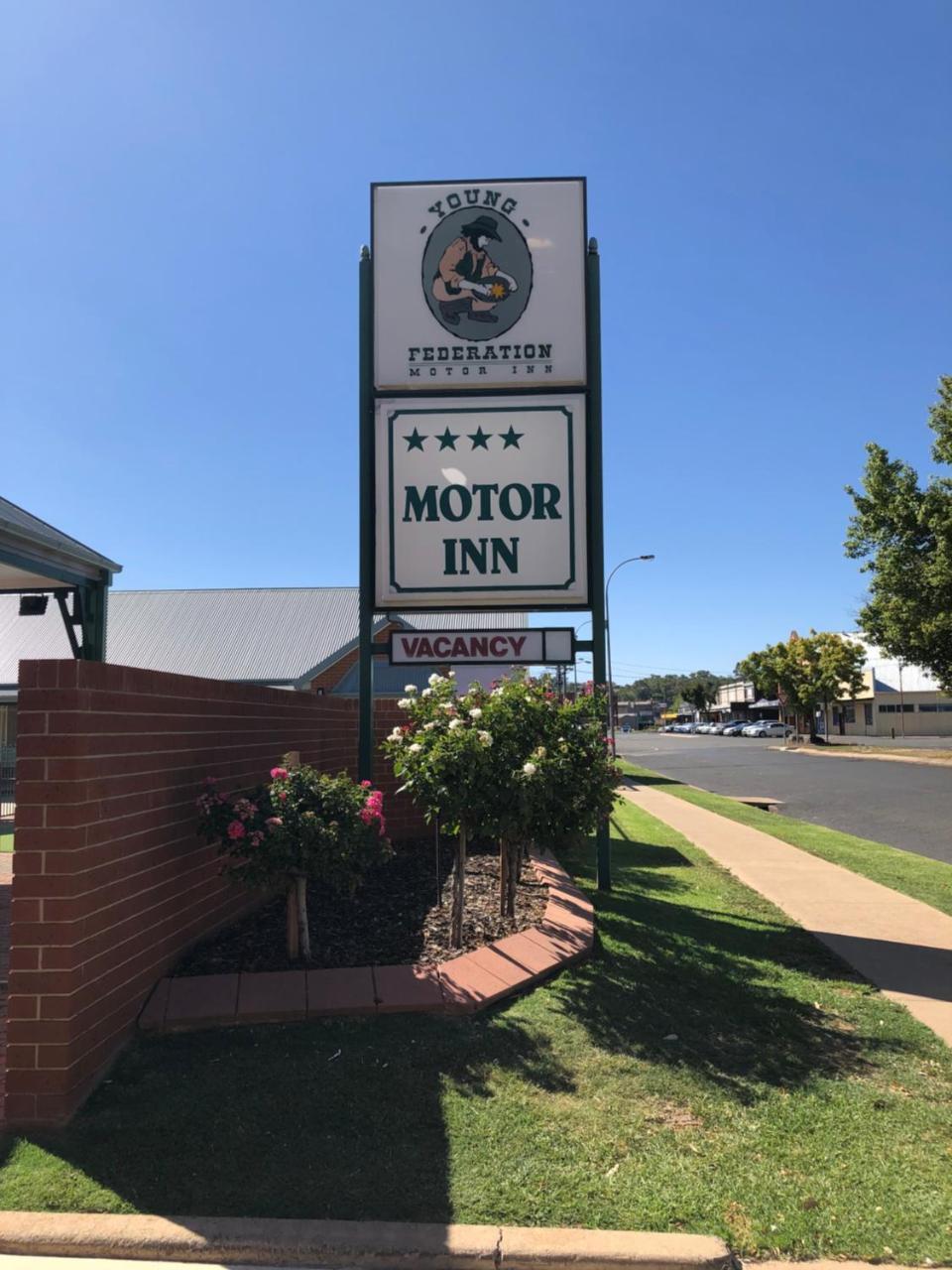 Young Federation Motor Inn And Services Club Exterior photo